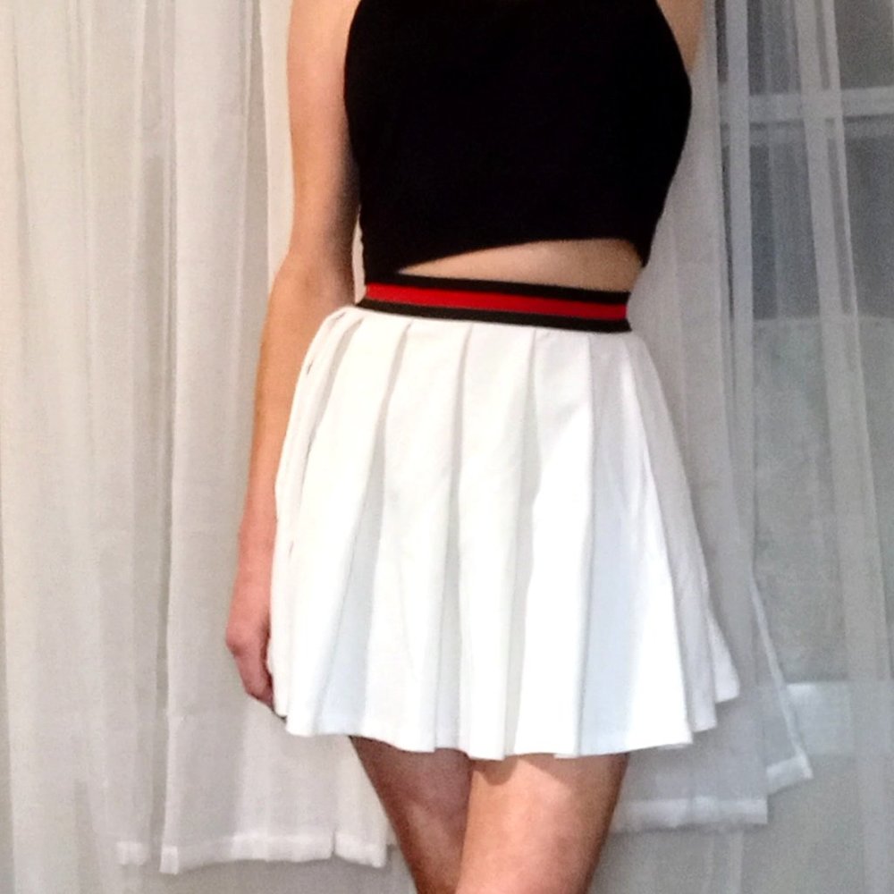 White Pleated Stretchy Tennis Skirt size XL, runs like 6-8